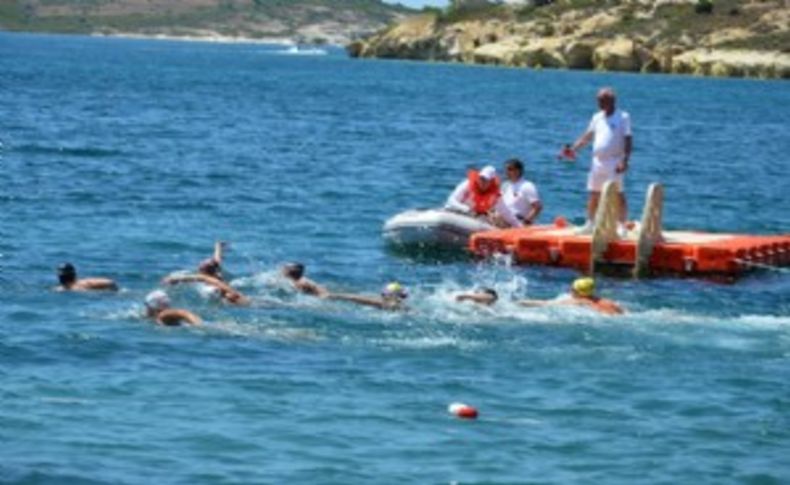 Foça'da şampiyon yüzücüler madalyalarını aldı